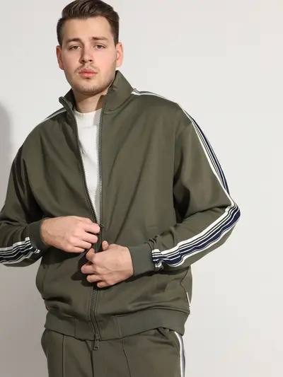 Толстовка зеленого цвета с лампасами по рукавам из смесового хлопка